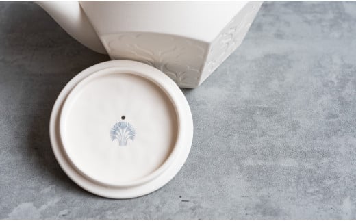 有田焼 切り紙文様のレリーフ 樹葉蕾花 ティーポット 1個 (