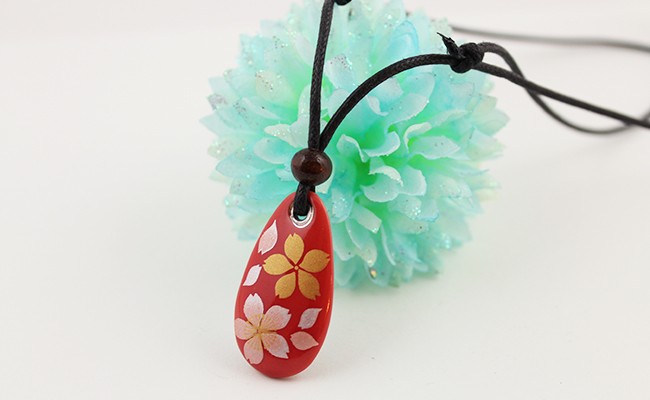 有田焼桜吹雪ペンダント（大・皮紐）有田焼アクセサリー