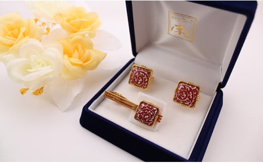 二宮閑山 有田焼カフスタイピンセット 赤唐草紋様 A35-75