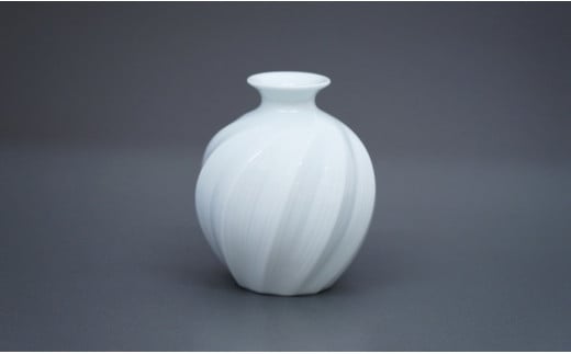 中仙窯 白磁面取線彫花器 （中尾純作） A70-110