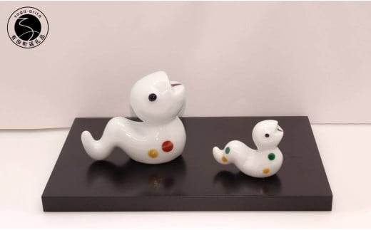 有田焼 干支 巳置物（大小サイズ・木台付）【やきもの工房