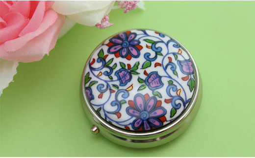 二宮閑山 有田焼ピルケース 花唐草紋様 A12-216