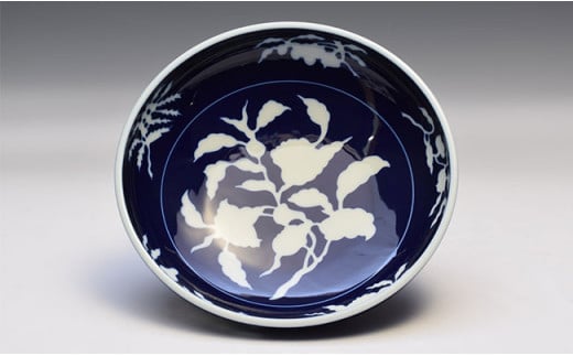 深川製磁 有田焼 草花折枝白抜紋 盛鉢 A90-31