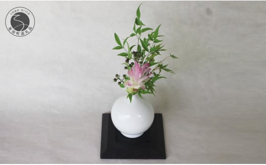 ろくろの現代の名工 矢鋪與左衛門作 白磁 花びら口小壺 有