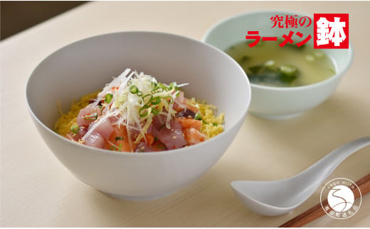 有田焼 究極のラーメン鉢 Colors グレイ レンゲ付[まるぶんオリジナル]食器 器 うつわ 麺鉢 ラーメン鉢 丼 丼ぶり どんぶり シンプル おしゃれ マット くすみカラー 灰色 電子レンジ対応