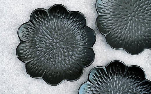 モノトーンコーデが映えるflowerplate 野菊/漆黒(有田焼貝山窯)　07fs-0002