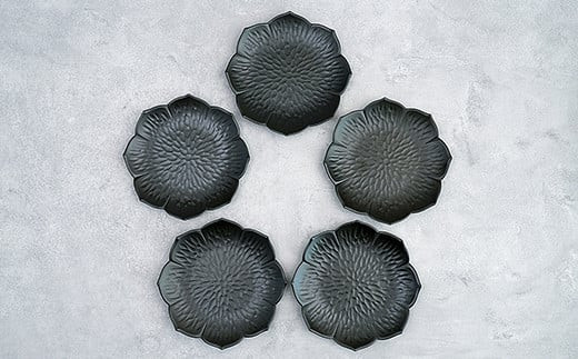 モノトーンコーデが映えるflowerplate 桔梗/漆黒(有田焼貝山窯)　07fs-0003