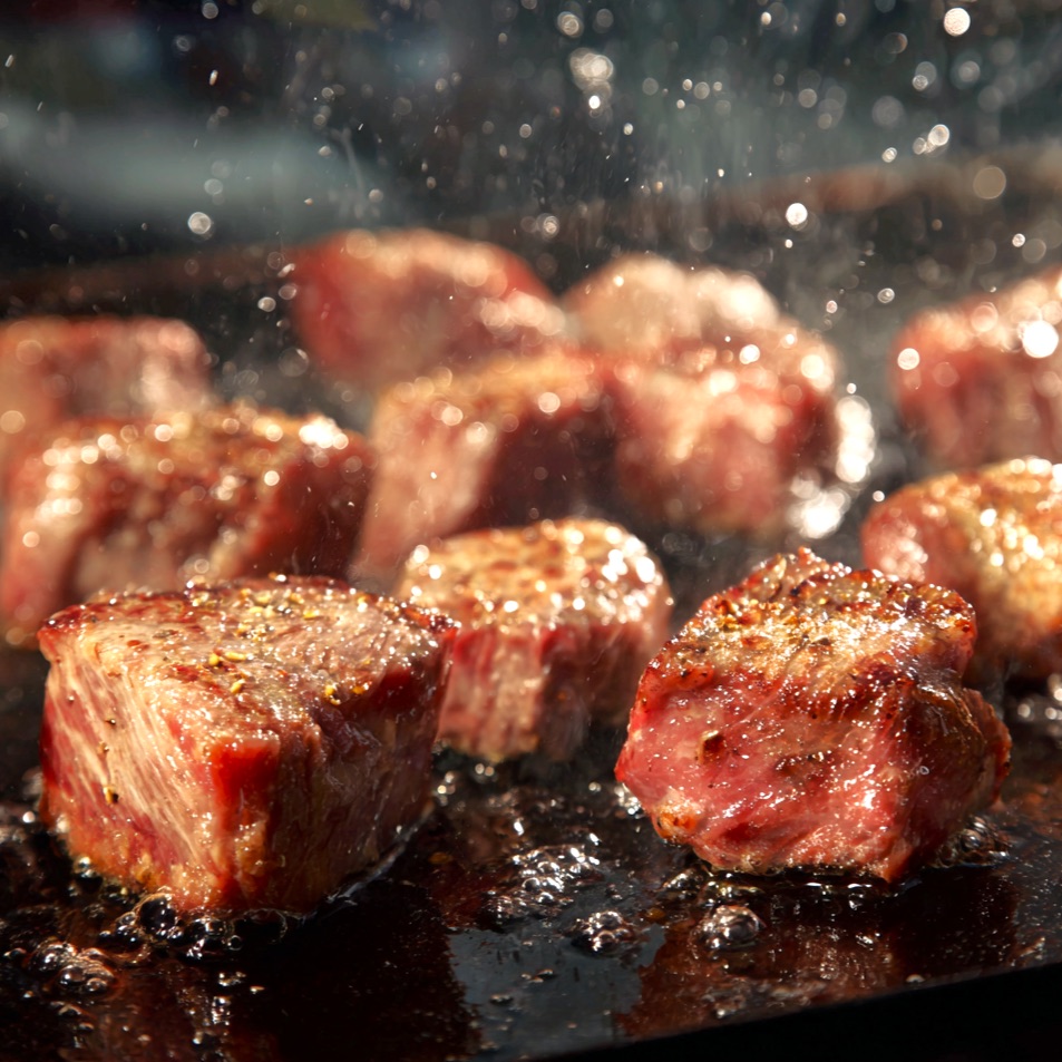 艶さし！【A4～A5】佐賀牛サイコロステーキ800g ／ふるさと納税 佐賀牛 肉 牛肉 黒毛和牛 国産 和牛 肩ロース にく 佐賀 佐賀県 国産牛 佐賀県産 ブランド牛 ギフト 贈答 送料無料 お肉 800g