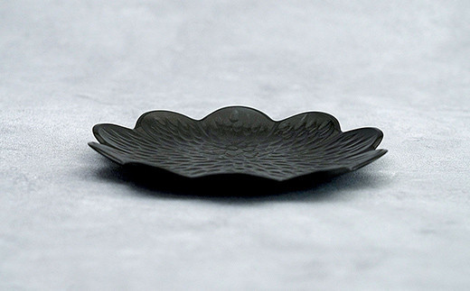 モノトーンコーデが映えるflowerplate 野菊/漆黒(有田焼貝山窯)　07fs-0002