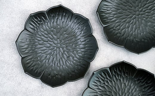 モノトーンコーデが映えるflowerplate 桔梗/漆黒(有田焼貝山窯)　07fs-0003