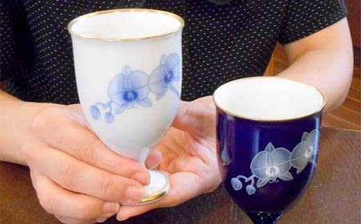 香蘭社◆有田焼◆胡蝶蘭ペアワインカップ　10kr-0007