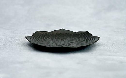 モノトーンコーデが映えるflowerplate 桔梗/漆黒(有田焼貝山窯)　07fs-0003