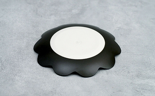 モノトーンコーデが映えるflowerplate 野菊/漆黒(有田焼貝山窯)　07fs-0002