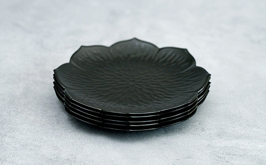 モノトーンコーデが映えるflowerplate 桔梗/漆黒(有田焼貝山窯)　07fs-0003