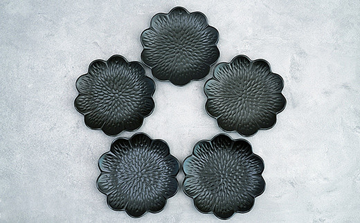 モノトーンコーデが映えるflowerplate 野菊/漆黒(有田焼貝山窯)　07fs-0002