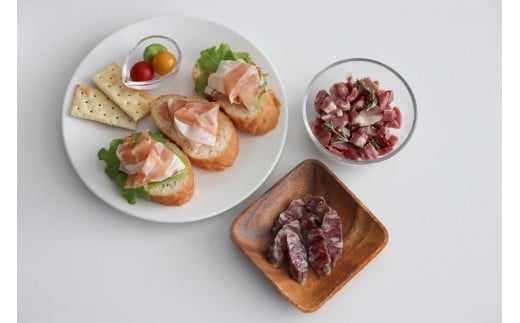 田島畜産の月と時のハム(長期熟成生ハム)と発酵乳酸菌サラミセット  長期熟成 生ハム ハム 塩漬け サラミ 豚肉 ミンチ モモ肉 骨付 冷凍便 佐賀県 太良町