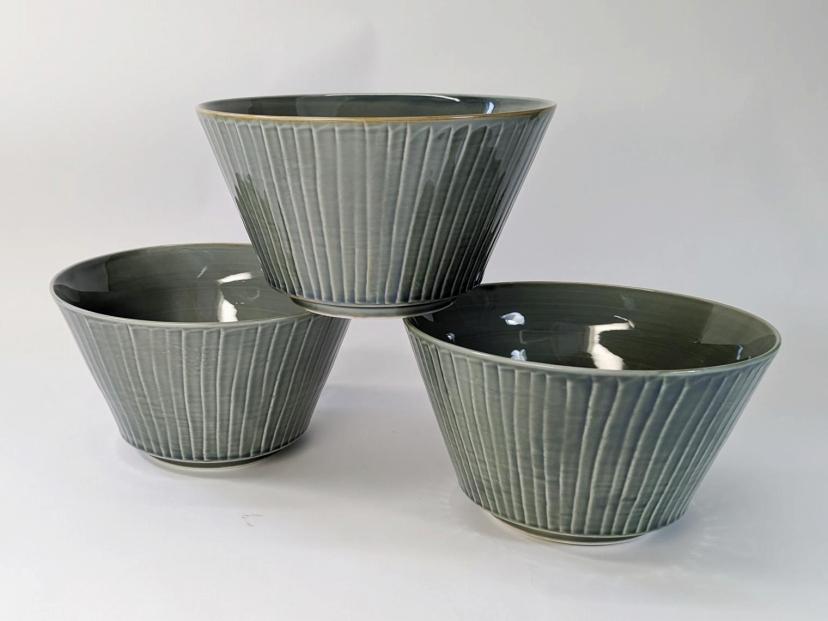 【波佐見焼】φ１６センチの手彫りのボウル３個組　草林彫 【西海陶器】 ５ １１１１１