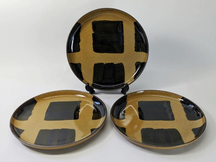 【波佐見焼】φ１８センチの手描きのお皿３枚組　modeコハクM 【西海陶器】３ ２４３３０