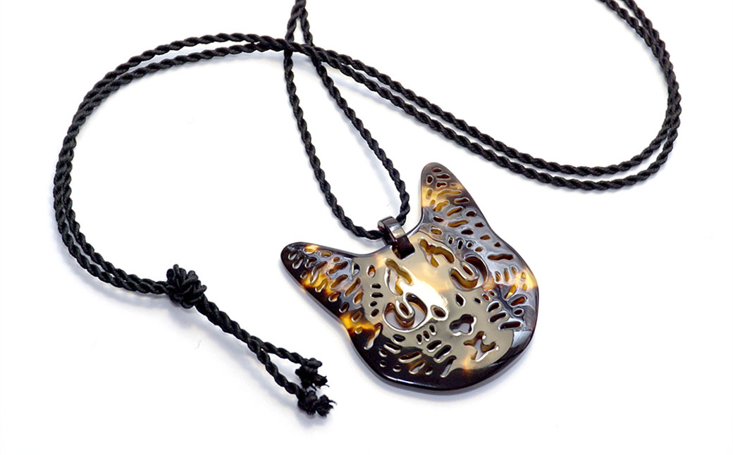 すまし猫ペンダント