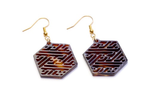 【べっ甲】亀甲型ピアス（紗綾形）