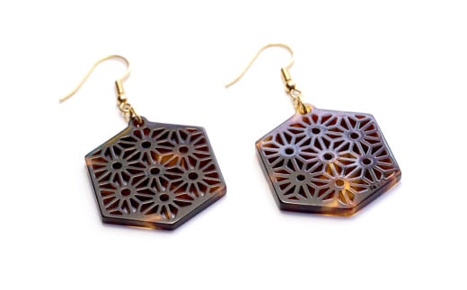 【べっ甲】亀甲型ピアス（麻の葉）