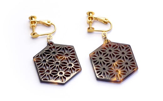 【べっ甲】亀甲型イヤリング（麻の葉）