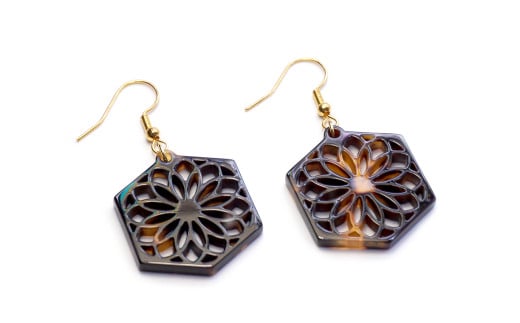 【べっ甲】亀甲型ピアス（手毬）