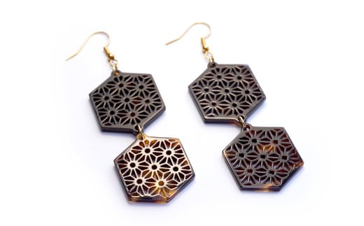 【べっ甲】亀甲型二連ピアス（麻の葉）