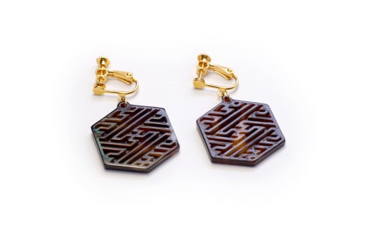 【べっ甲】亀甲型イヤリング（紗綾形）