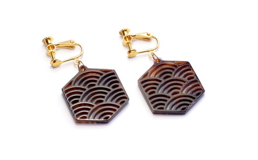 【べっ甲】亀甲型イヤリング（青海波）