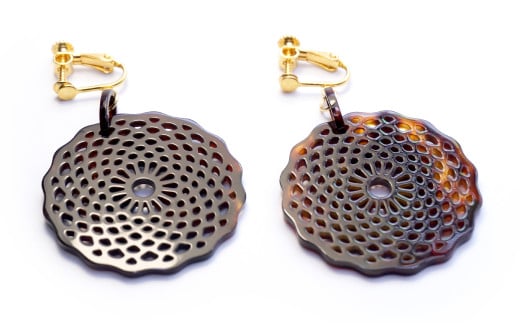 【べっ甲】菊花模様・大輪 イヤリング