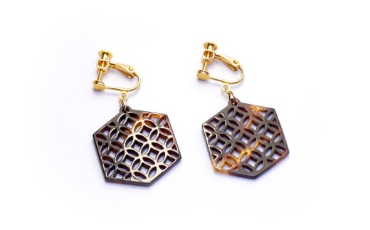 【べっ甲】亀甲型イヤリング（七宝）