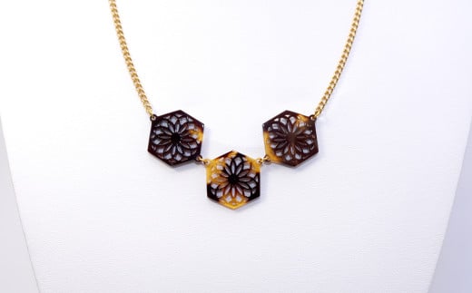 【べっ甲】 亀甲型三連ネックレス（手毬）