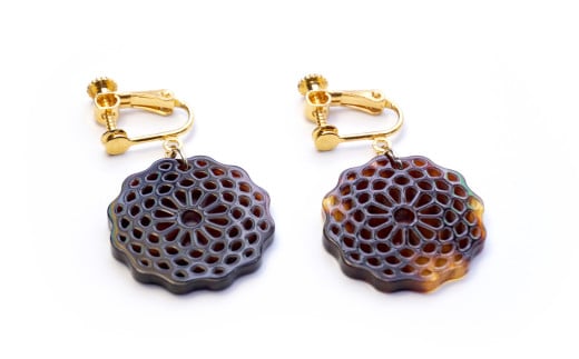 【べっ甲】菊花模様・小輪 イヤリング