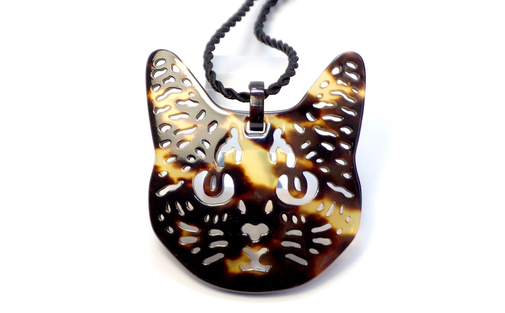 すまし猫ペンダント