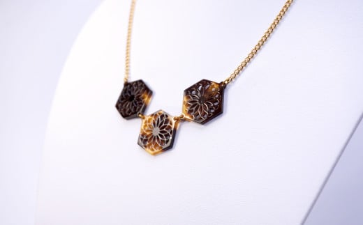 【べっ甲】 亀甲型三連ネックレス（手毬）