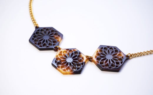 【べっ甲】 亀甲型三連ネックレス（手毬）