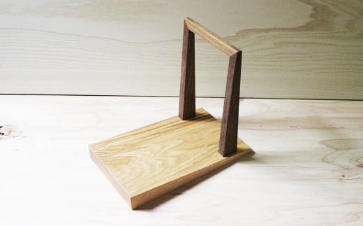 傾斜のある 本立て 無垢材
