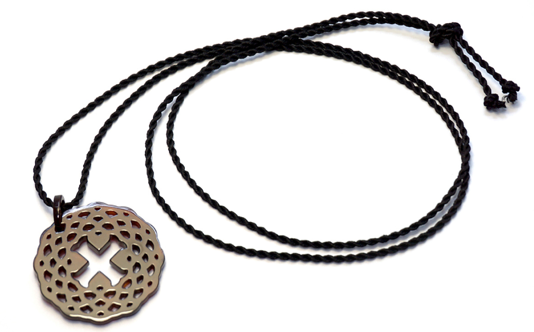 べっ甲十字架と花のペンダント