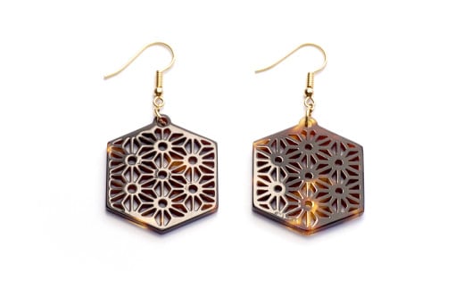 【べっ甲】亀甲型ピアス（麻の葉）