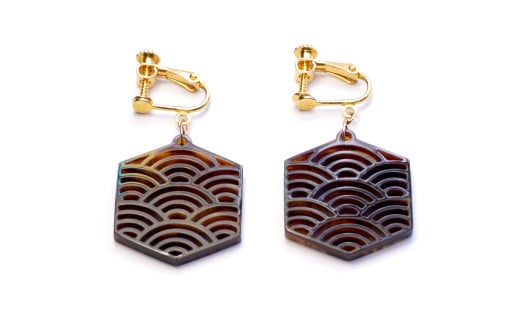 【べっ甲】亀甲型イヤリング（青海波）