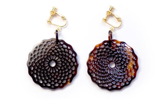 【べっ甲】菊花模様・大輪 イヤリング