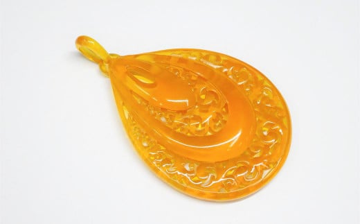 【本べっ甲】ペンダントトップ (唐草彫り)