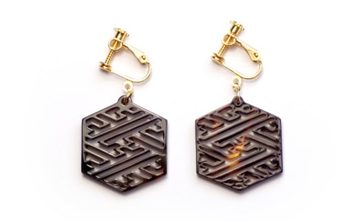 【べっ甲】亀甲型イヤリング（紗綾形）