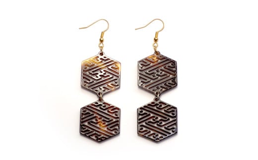 【べっ甲】亀甲型二連ピアス（紗綾形）