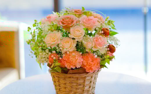 【年4回定期便】ピンクバラと季節のアレンジメント