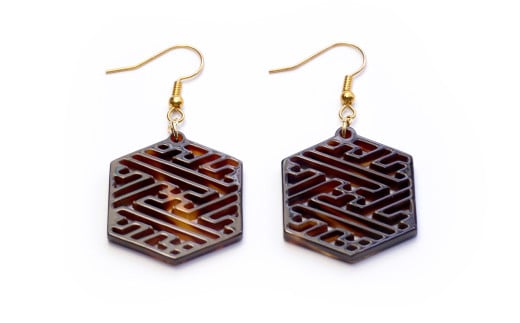 【べっ甲】亀甲型ピアス（紗綾形）