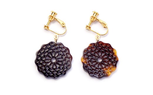 【べっ甲】菊花模様・小輪 イヤリング