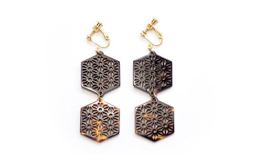 【べっ甲】亀甲型二連イヤリング（麻の葉）