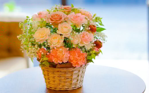 ピンク バラと季節のフラワーアレンジメント